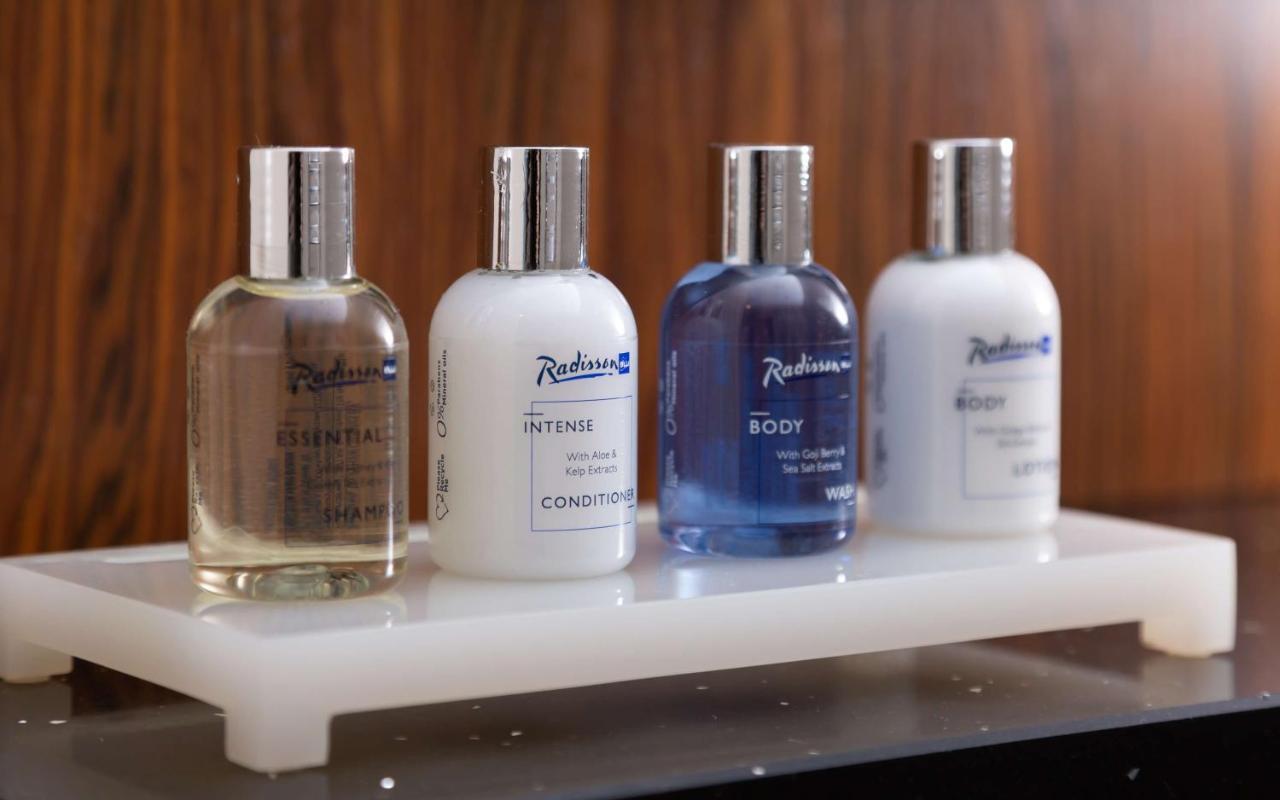 Radisson Blu Aurum Hotel, Braşov Dış mekan fotoğraf Shower gel, shampoo, conditioner and body wash