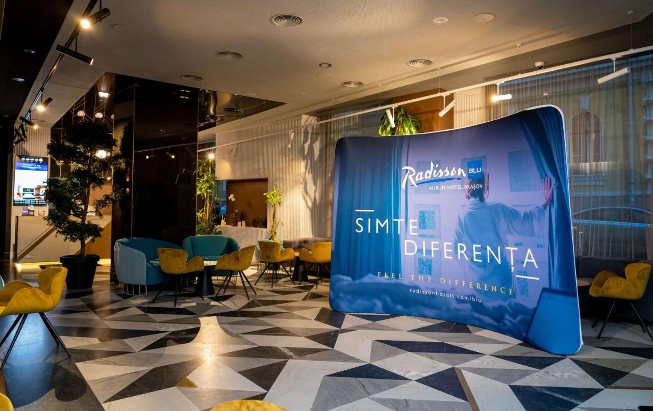 Radisson Blu Aurum Hotel, Braşov Dış mekan fotoğraf A curved tension fabric display