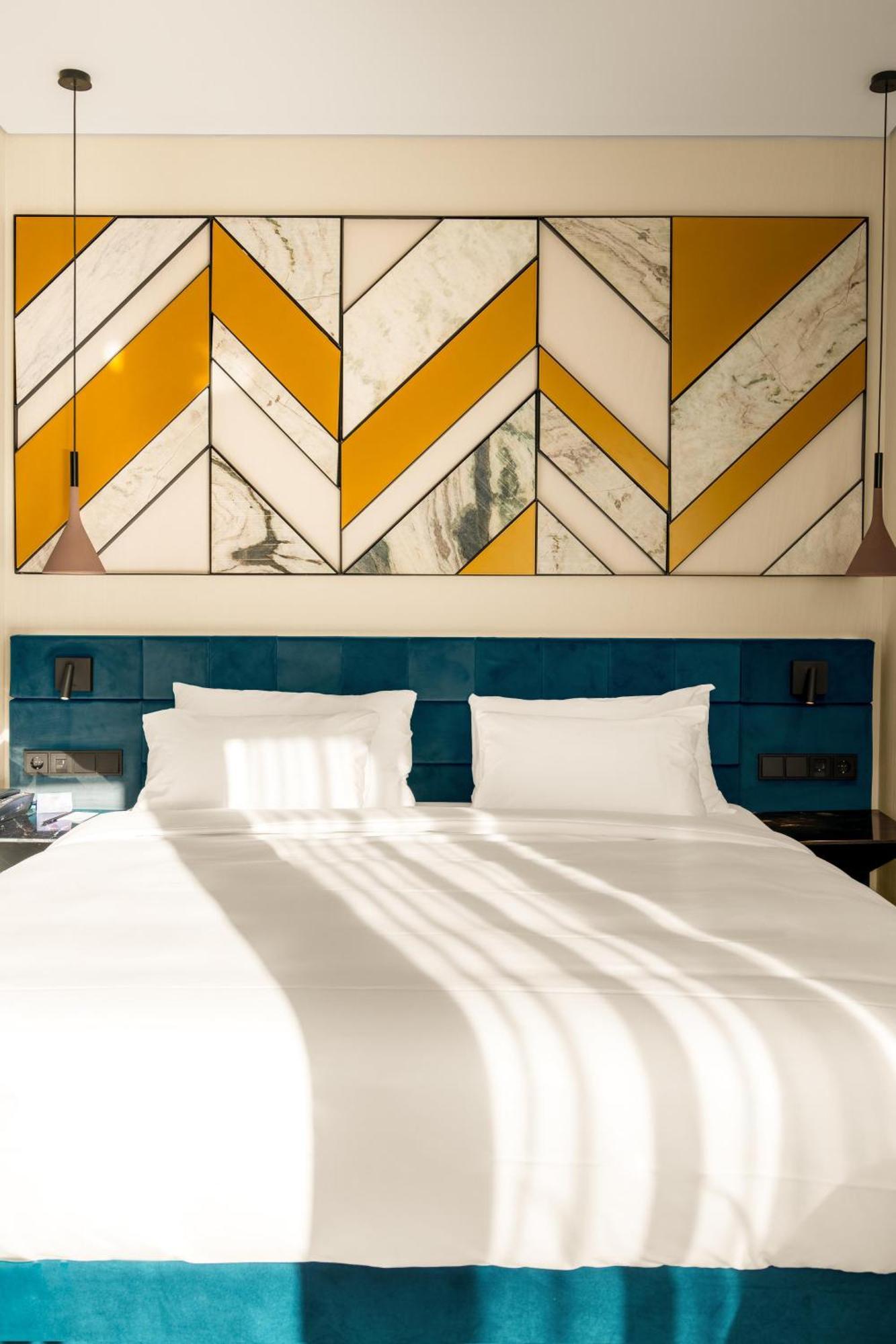 Radisson Blu Aurum Hotel, Braşov Dış mekan fotoğraf A bed with two pillows