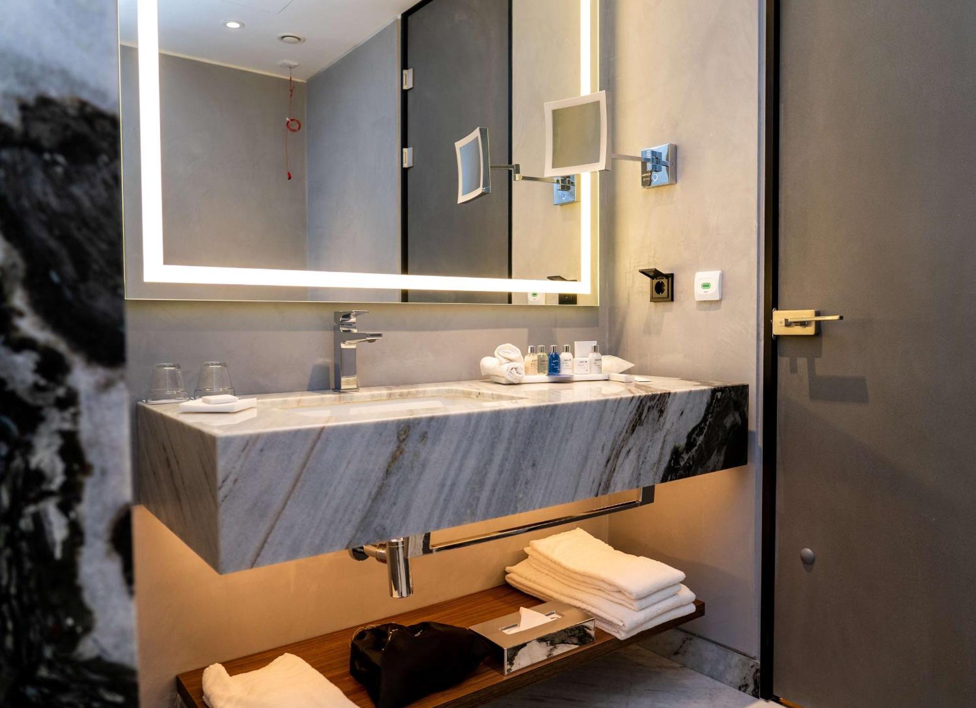 Radisson Blu Aurum Hotel, Braşov Dış mekan fotoğraf Bathroom