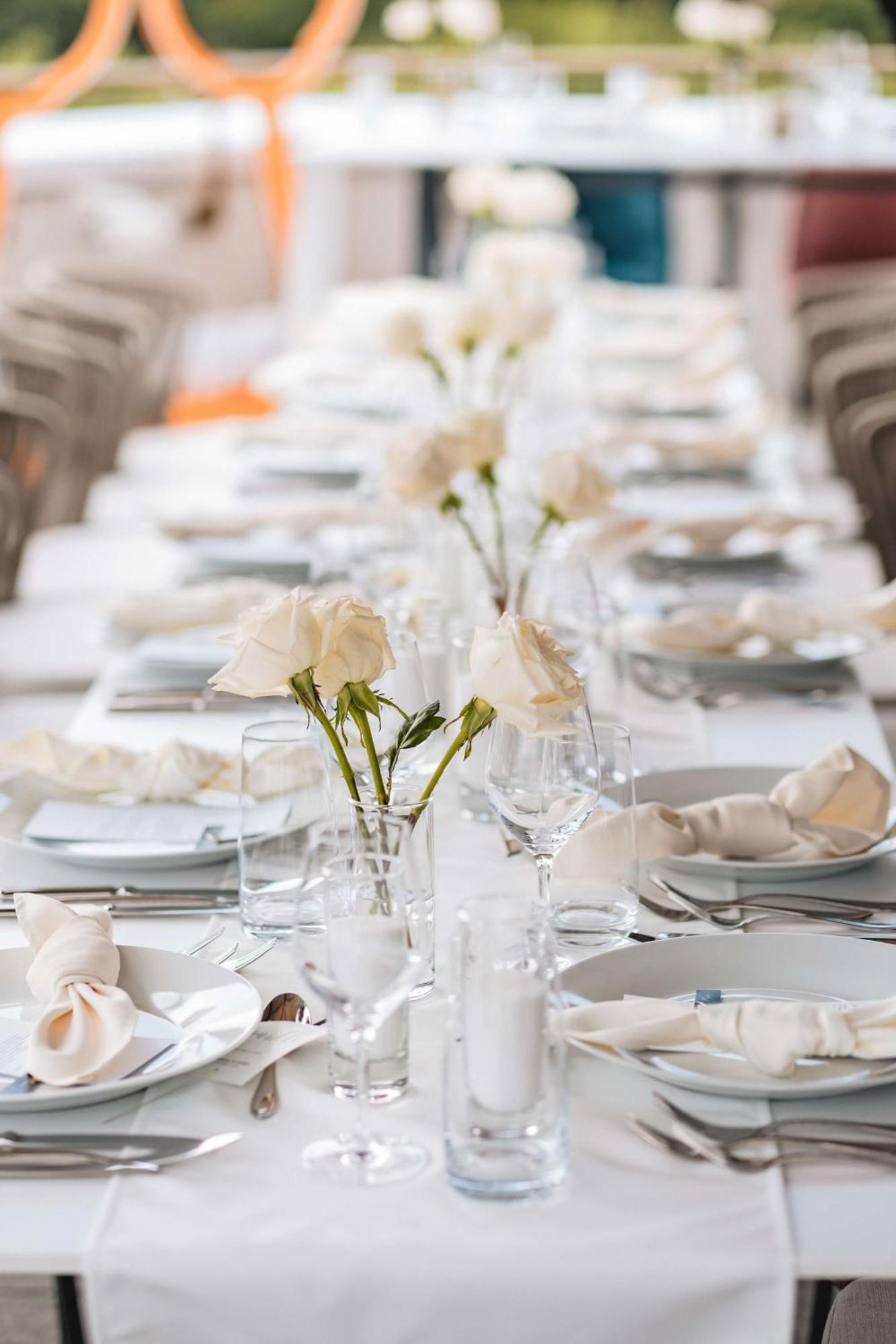 Radisson Blu Aurum Hotel, Braşov Dış mekan fotoğraf A table set for a formal dinner
